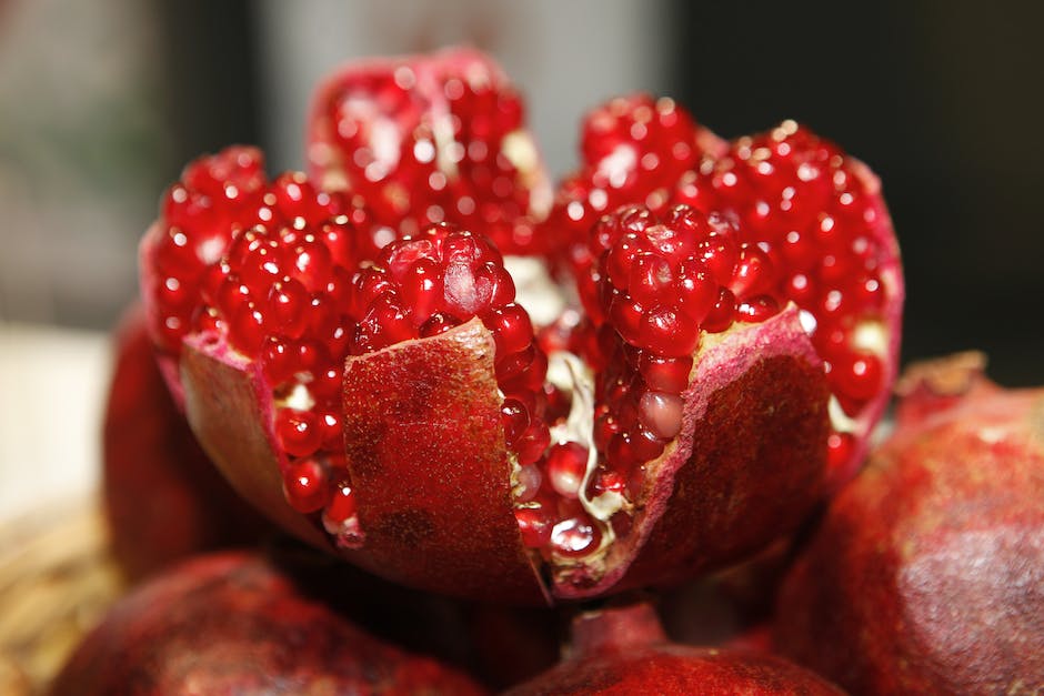 how to eat pomegranate